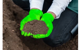 Raven InVue Hands w Dirt_DGN6655X-R.jpg